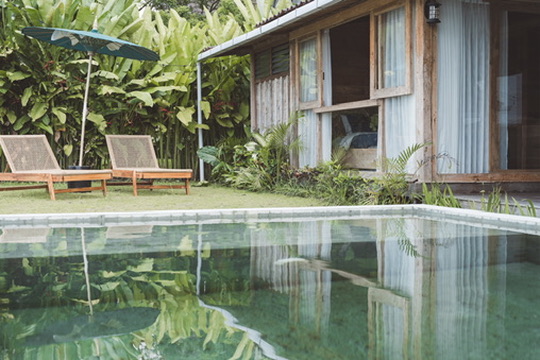 Rumah Srawung pool and garden